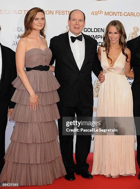 Prince Albert II of Monaco poses with actresses Emilie Deschanel and Jennifer Love Hewitt during the closing ceremony of the 2009 Monte Carlo...