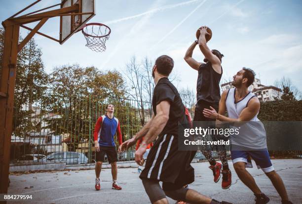 athlete in action - street basketball imagens e fotografias de stock