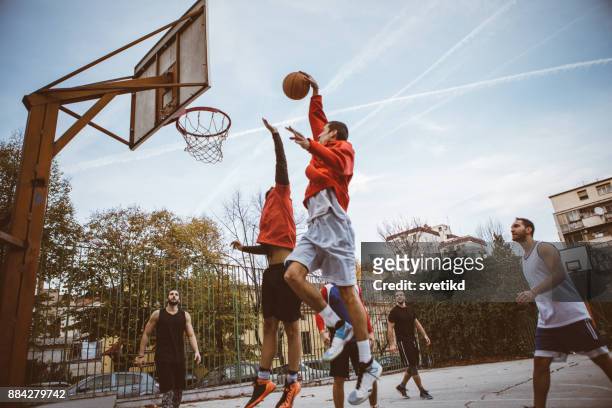 freizeitaktivitäten aktivitäten - basketball stock-fotos und bilder
