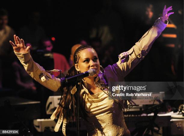 Photo of Alicia KEYS; Alicia Keys Amsterdam 4-11-2003 Foto Rob Verhorst