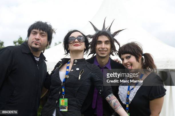 Photo of MINDLESS SELF INDULGENCE and Steve RIGH? and Lyn Z and Jimmy URINE and KITTY, Group portrait backstage L-R Steve Righ?, Lyn-Z, Jimmy Urine...