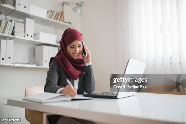 uitstekend in multitasking - arab business woman stockfoto's en -beelden