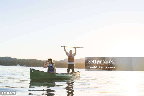 kanovaren samen op een prachtig meer - funny fat women stockfoto's en -beelden