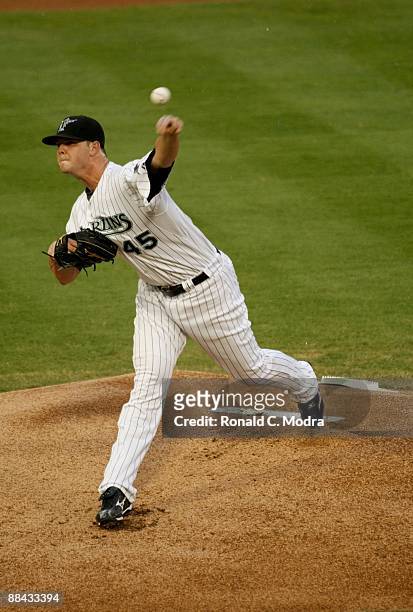 Pitcher Sean West of the Florida Marlins pitches during a game against the San Francisco Giants at LandShark Stadium on June 8. 2009 in Miami,...