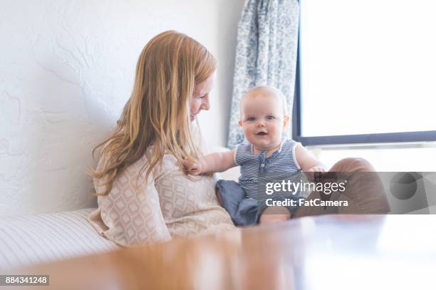 jonge moeder bezit en glimlacht met haar babymeisje - fat women in bath stockfoto's en -beelden