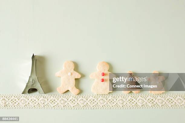 gingerbread family and eiffel tower cookie cutter - eiffel tower cut out photos et images de collection
