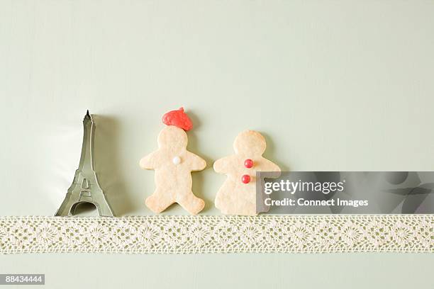 gingerbread couple and eiffel tower cookie cutter - eiffel tower candy fotografías e imágenes de stock