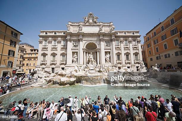 a crowd at trevi fountain - fontana de trevi fotografías e imágenes de stock