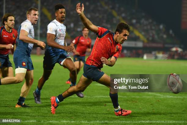 Jaike Carter of Spain in action during the Trophy Final match between France and Spain on Day Three of the Emirates Dubai Rugby Sevens - HSBC Sevens...