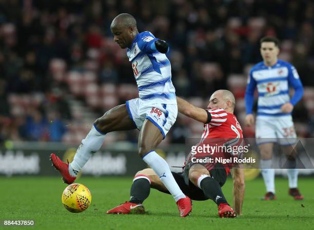 Darron Gibson of Sunderland challenges Sone Aluko of Reading during the Sky Bet Championship match between Sunderland and Reading at Stadium of Light...