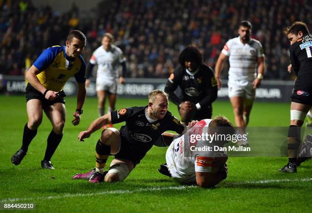 Tom Youngs of Leicester Tigers goes over to score his side's first try during the Aviva Premiership match between Wasps and Leicester Tigers at The...