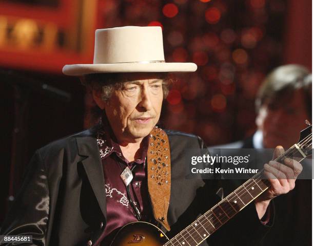 Musician Bob Dylan Performs onstage during the 37th AFI Life Achievement Award: A Tribute to Michael Douglas at Sony Pictures on June 11, 2009 in...