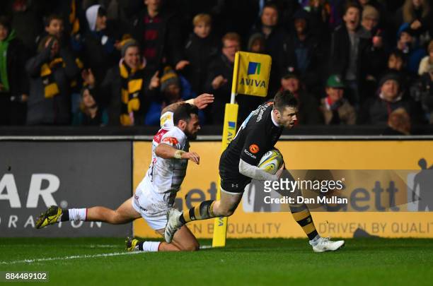 Elliot Daly of Wasps goes over to score his side's third try during the Aviva Premiership match between Wasps and Leicester Tigers at The Ricoh Arena...