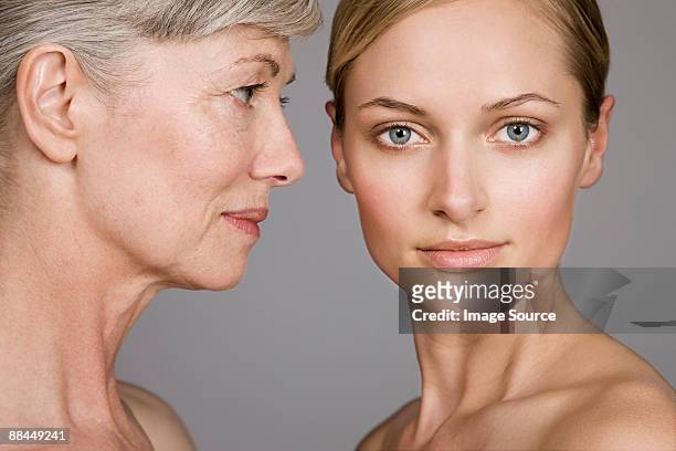 faces of young and senior women - madre e hija belleza fotografías e imágenes de stock