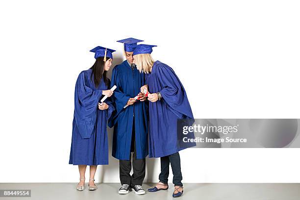 high school graduates - graduation clothing stockfoto's en -beelden
