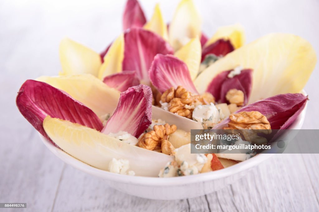 Witlof salade met blauwe kaas en walnoot