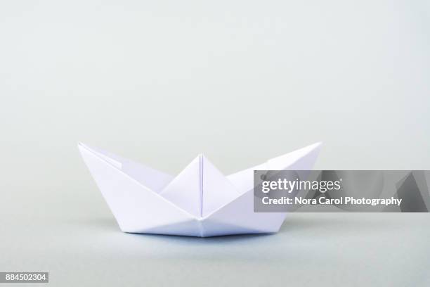 white paper boat - spielzeugschiff stock-fotos und bilder