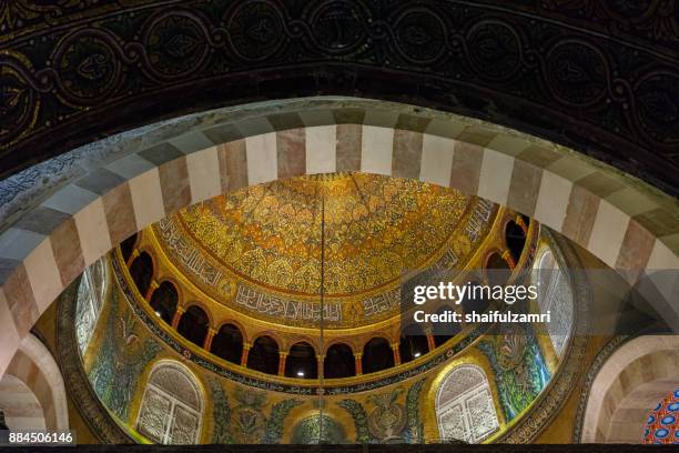 baitulmuqaddis, palestine - 13th nov 2017; internal view of al-aqsa mosque, jerusalem. built in 691, where prophet mohamed ascended to heaven on an angel in his "night journey". - eid al adha photos et images de collection