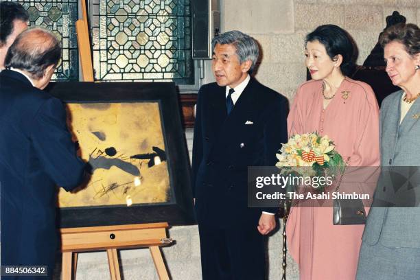 Emperor Akihito and Empress Michiko are presented a drawing from Catalonia Preisdent Jordi Pujol on October 13, 1994 in Barcelona, Spain.