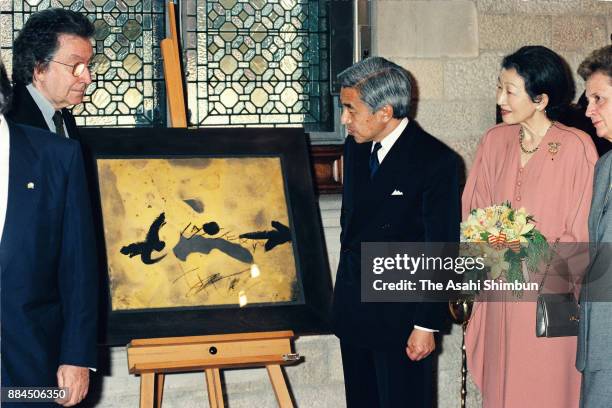 Emperor Akihito and Empress Michiko are presented a drawing from Catalonia Preisdent Jordi Pujol on October 13, 1994 in Barcelona, Spain.