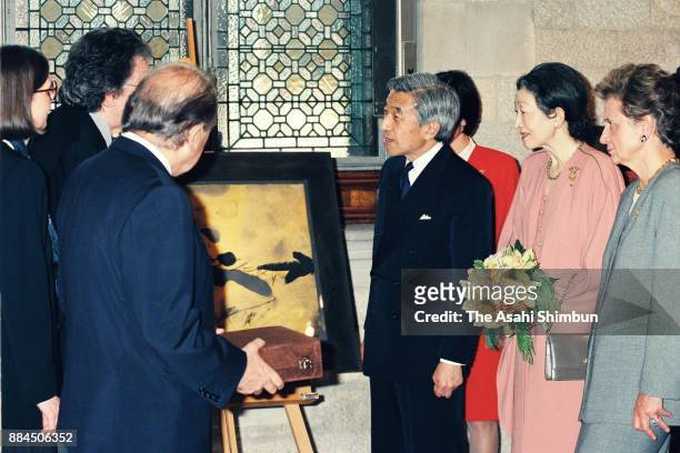 Emperor Akihito and Empress Michiko are presented a drawing from Catalonia Preisdent Jordi Pujol on October 13, 1994 in Barcelona, Spain.