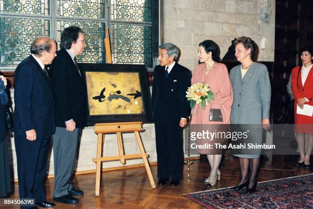 Emperor Akihito and Empress Michiko are presented a drawing from Catalonia Preisdent Jordi Pujol on October 13, 1994 in Barcelona, Spain.