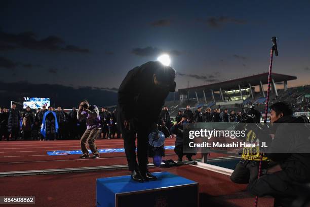 Head coach Tatsuma Yoshida of Ventforet Kofu bows to supporters after the J.League J1 match between Ventforet Kofu and Vegalta Sendai at Yamanashi...