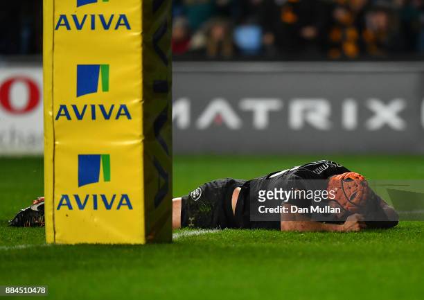 Kearnan Myall of Wasps goes over to score the winning try during the Aviva Premiership match between Wasps and Leicester Tigers at The Ricoh Arena on...