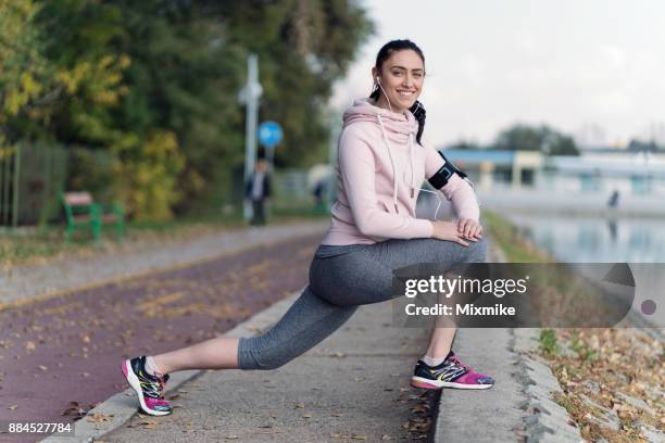 Fitness Sport Woman In Fashion Sportswear Doing Yoga Fitness Exercise In  The City Street Over Gray Concrete Background. Outdoor Sports Clothing And  Shoes, Urban Style. Banco de Imagens Royalty Free, Ilustrações, Imagens