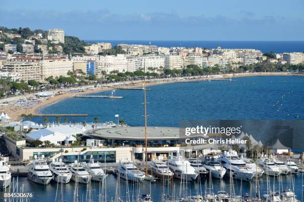 boulevard de la croisette & yacht club cannes - boulevard strand stock pictures, royalty-free photos & images