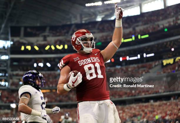 Mark Andrews of the Oklahoma Sooners makes a touchdown pass reception in the second quarter against the TCU Horned Frogs during Big 12 Championship...