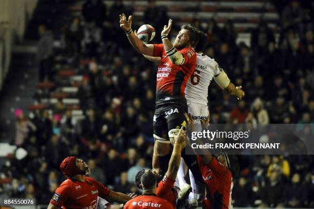 Toulon's South African Number Eight Duane Vermeulen catches the ball during the French Top 14 rugby union match between RC Toulon and Lyon on...