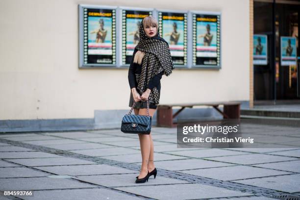 150 Vintage Chanel Scarf Photos and Premium High Res Pictures - Getty Images 150 Vintage Chanel Scarf Photos and Premium High Res Pictures - Getty Images