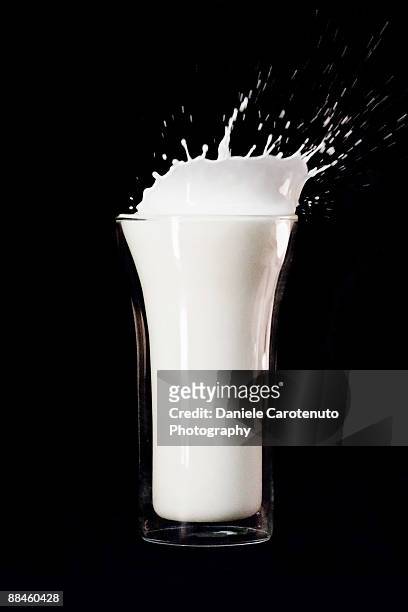 milk splash - daniele carotenuto fotografías e imágenes de stock