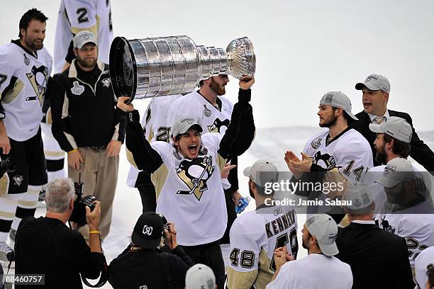 Sidney Crosby Stanley Cup 2009 Photos And Premium High Res Pictures sidney-crosby-stanley-cup-2009-photos-and-premium-high-res-pictures