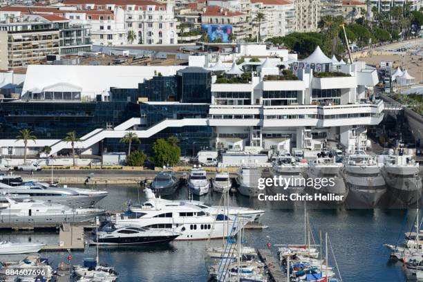 palais des festivals et des congrès & luxury yachts cannes - cannes stockfoto's en -beelden