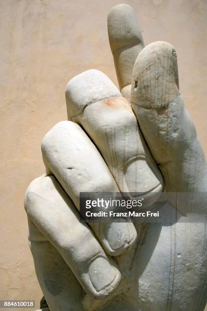 hand of the colossus of constantine, capitoline hill, rome,lazio, italy - stone hand stock-fotos und bilder