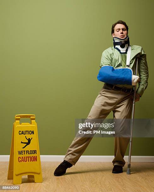 injured businessman - cabestrillo de brazo fotografías e imágenes de stock