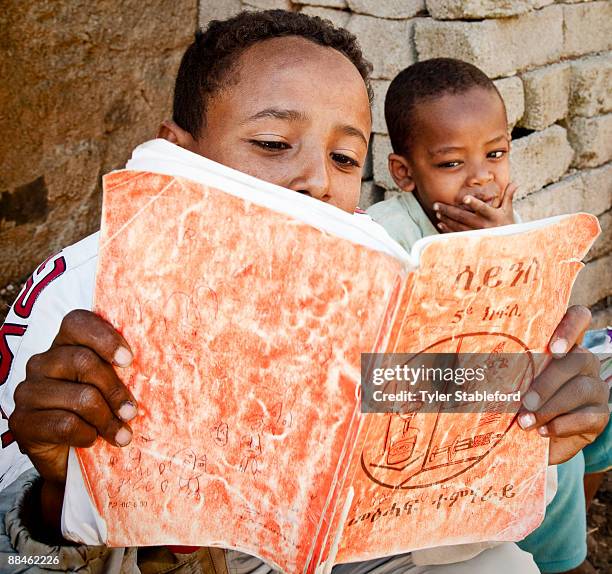 schoolboys reading in axum, ethiopia. - axum - fotografias e filmes do acervo