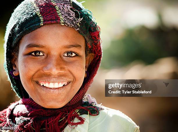 smiling ethiopian girl with shawl. - axum - fotografias e filmes do acervo