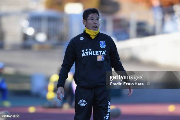 Head coach Yuji Yokoyama of Tochigi SC looks on during the J.League J3 match between Azul Claro Numazu and Tochigi SC at Ashitaka Stadium on December...