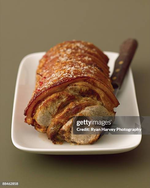 roast pork with crackling - crackling imagens e fotografias de stock