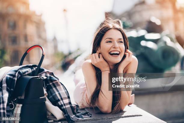 feliz mujer joven - braces and smiles fotografías e imágenes de stock