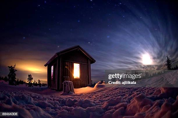 mountain hut at midnight - rovaniemi fotografías e imágenes de stock