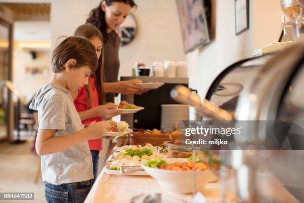 ontbijt in hotelrestaurant - buffet stockfoto's en -beelden