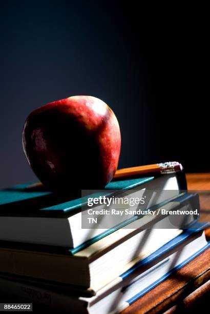 apple on stack of books  - brentwood tennessee stock pictures, royalty-free photos & images