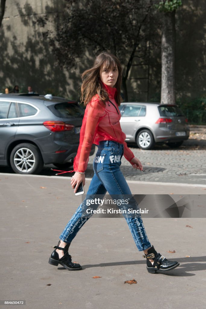 Street Style : Paris Fashion Week Womenswear Spring/Summer 2018 : Day Five