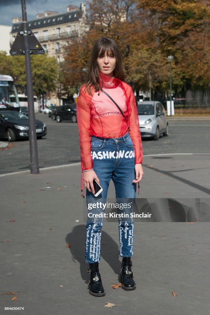 Street Style : Paris Fashion Week Womenswear Spring/Summer 2018 : Day Five