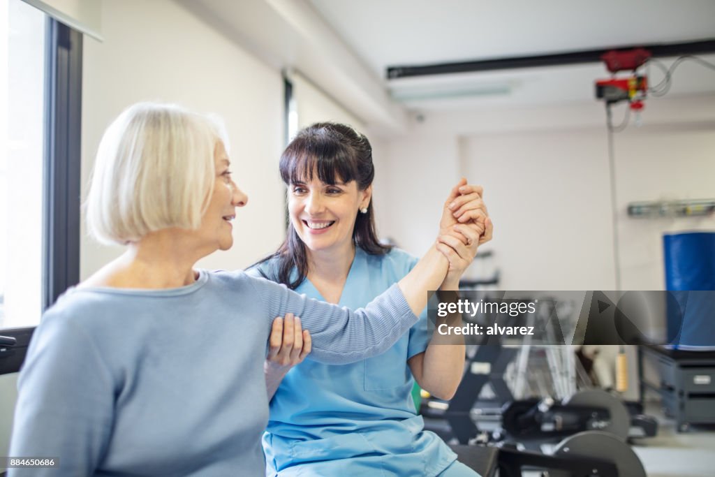 Enfermeira assistente sênior mulher com exercício de mão