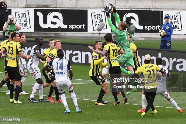 Lewis Italiano of the Wellington Phoenix claims the corner during the round nine A-League match between the Wellington Phoenix and the Melbourne...